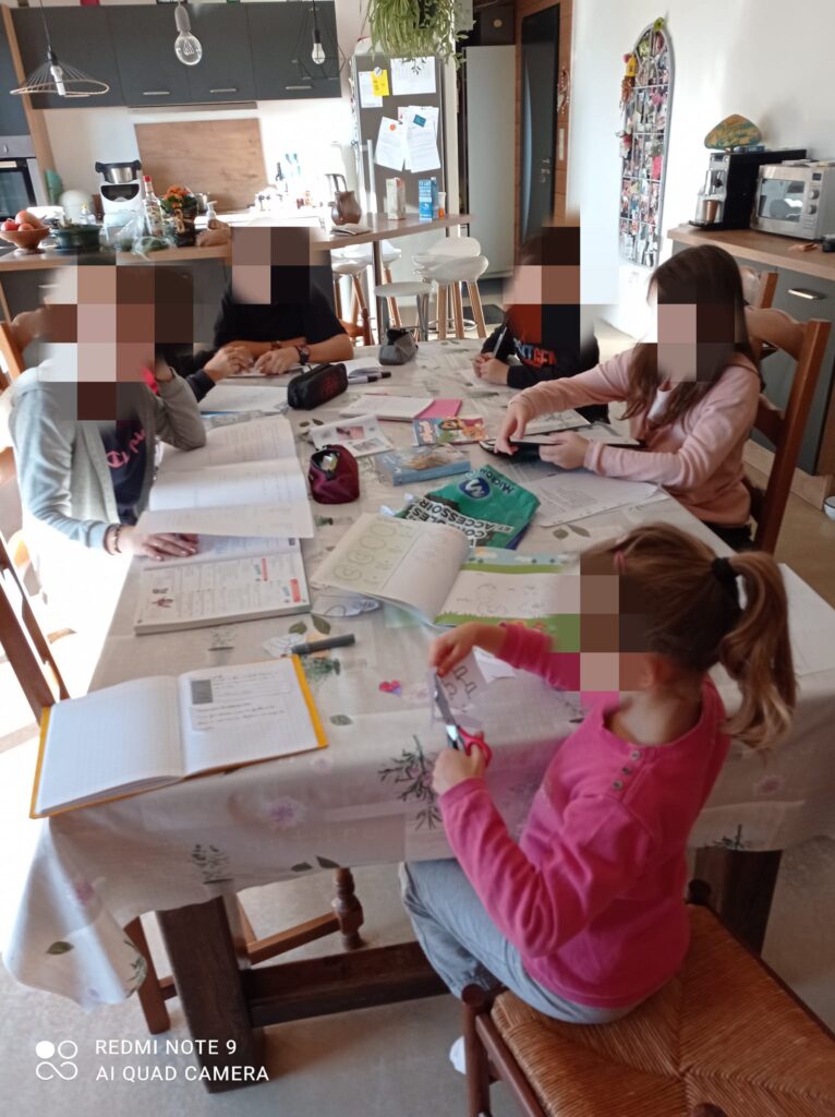 plusieurs enfants en atelier révisions